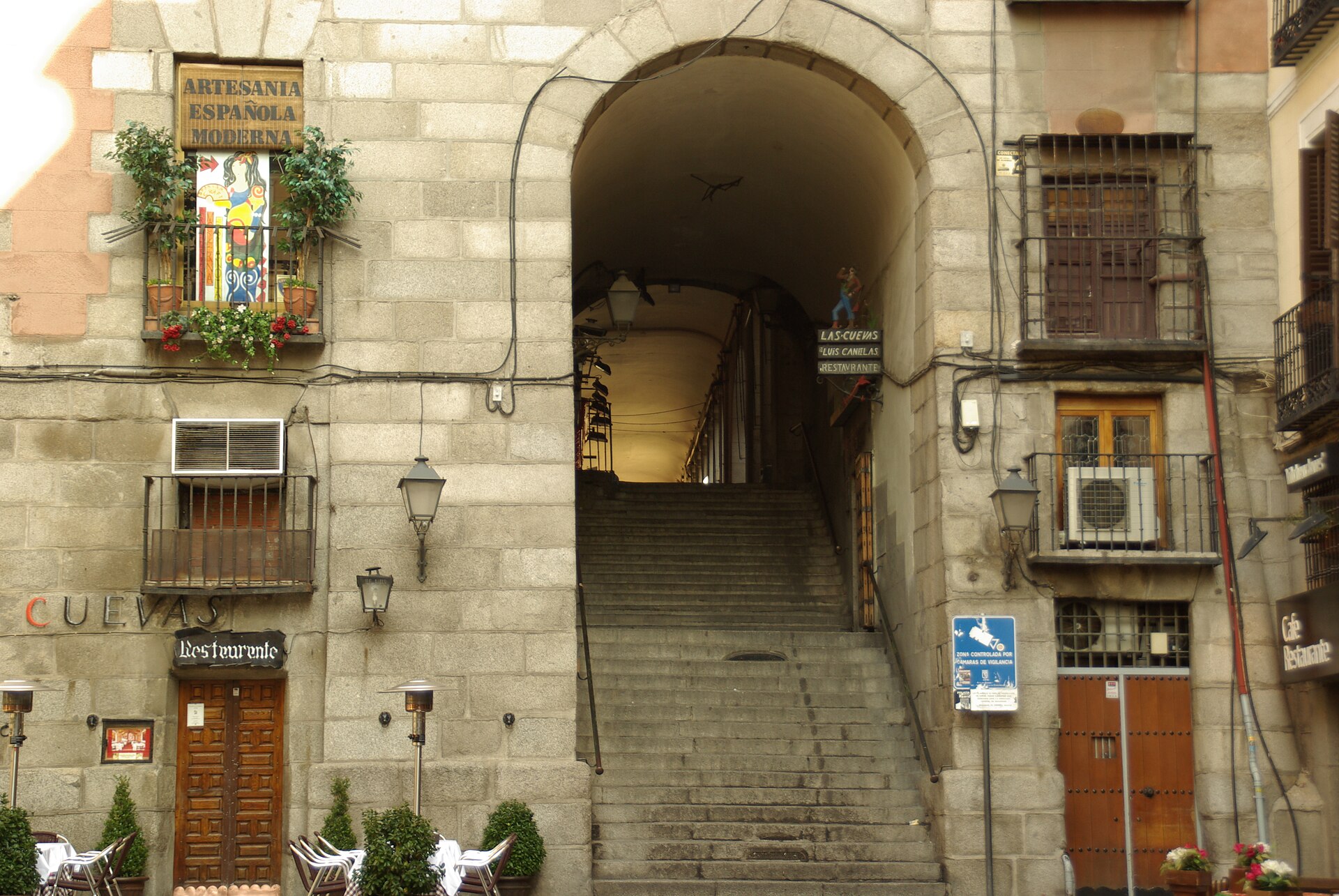 Arco de Cuchilleros, trappan ner från Plaza Mayor