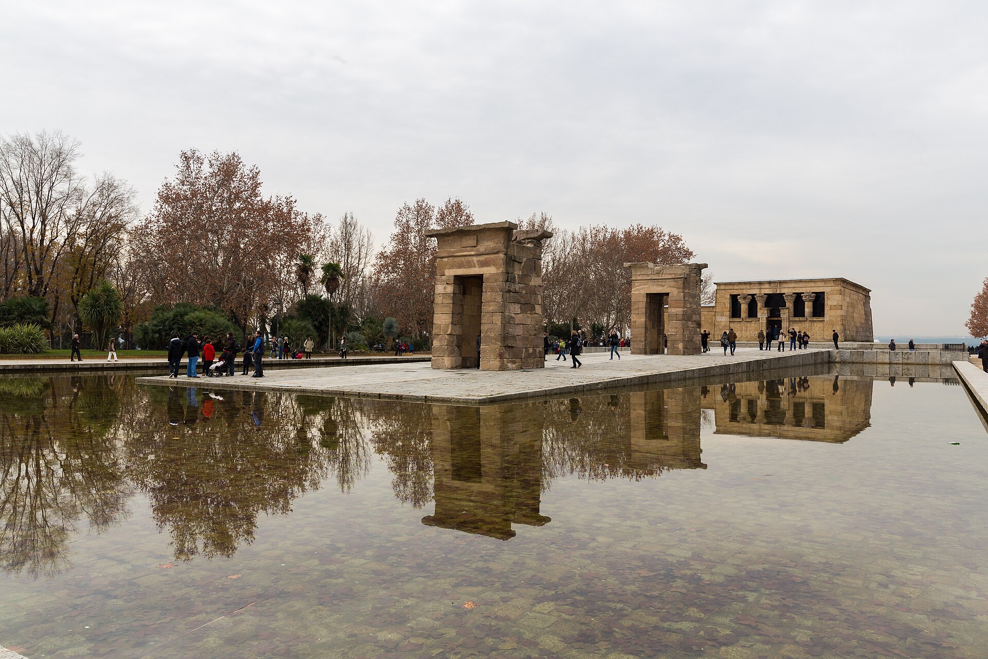 Templo de Debod speglat i dammen